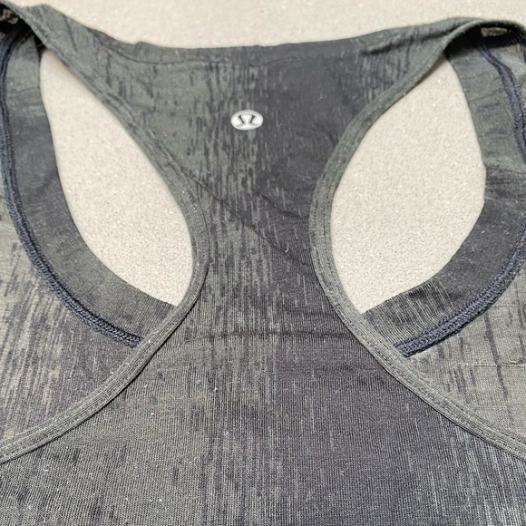Lululemon Pocket Racerback Tank Top in Black paintbrush strokes design. Size 6 - Picture 4 of 4